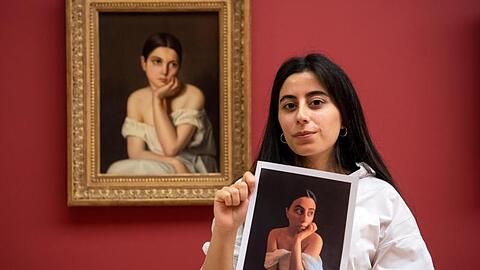 Selvinaz Özdemir mit einem Foto ihrer Interpretation von "Junges Mädchen (Melancholie)" von Théodore Chassériau.
