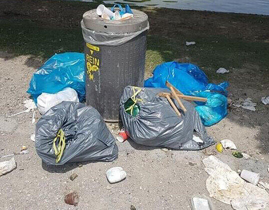 Müll in und neben dem Eimer. Unschöne Szenen vom Pfingstmontag im Westpark.