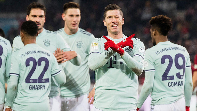 MATS HUMMELS, NOTE 2: Weil Boateng geschont wurde, durfte der Dauer-Bankdrücker der letzten Wochen wieder ran. Erster Startelf-Einsatz seit dem 2:3 beim BVB (10.  
November). Die lange Spielpause merkte man ihm nicht an, war gut im Spiel, mit aufmerksamem Auge und Stellungsspiel.
