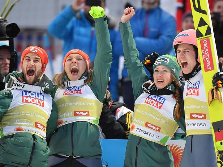 Das Skisprung-Mixed um Markus Eisenbichler (l-r), Katharina Althaus, Juliane Seyfarth, Karl Geiger jubeln über den Sieg.