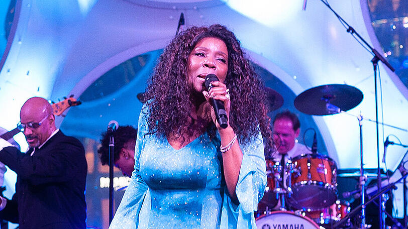 Gloria Gaynor tritt bei der virtuellen Silvesterparty am Times Square auf.