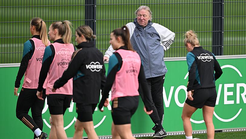 Bundestrainer Horst Hrubesch beobachtet die Spielerinnen beim Training.