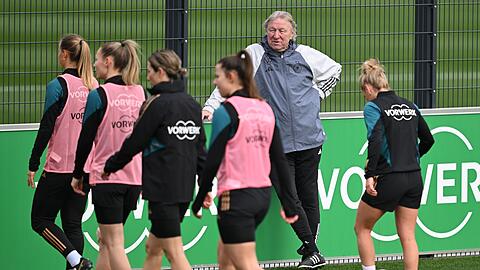 Bundestrainer Horst Hrubesch beobachtet die Spielerinnen beim Training.