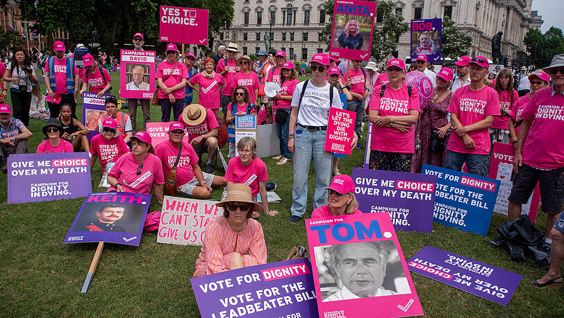 Unterstützer der Kampagne für "Dignity in Dying" (zu Deutsch: "Sterben in Würde") versammeln sich auf dem Parliament Square in
London. Unterstützer der Kampagne für "Dignity in Dying" (zu Deutsch: "Sterben in Würde") versammeln sich auf dem Parliament Square in
London.