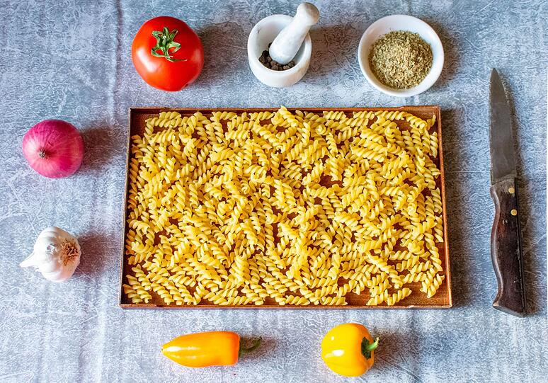 Ein schnelles Mittag- oder Abendessen, das vor allem Kinder lieben, sind diese Nudeln mit Paprikasauce. Dafür werden Knoblauch, Zwiebeln und gelbe Paprika in kleine Stückchen geschnitten und in einer Pfanne heiß angebraten. Nebenbei Nudeln in Salzwasser gar kochen. Für die Sauce das Gemüse mit Parmesan und einer Tasse Nudelwasser im Mixer pürieren und anschließend zu den Nudeln geben. Ein schnelles Mittag- oder Abendessen, das vor allem Kinder lieben, sind diese Nudeln mit Paprikasauce. Dafür werden Knoblauch, Zwiebeln und gelbe Paprika in kleine Stückchen geschnitten und in einer Pfanne heiß angebraten. Nebenbei Nudeln in Salzwasser gar kochen. Für die Sauce das Gemüse mit Parmesan und einer Tasse Nudelwasser im Mixer pürieren und anschließend zu den Nudeln geben.