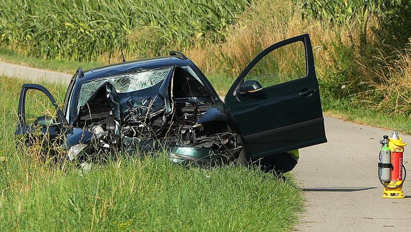 Nach dem Unfall stand das schwerbeschädigte Auto an der Unfallstelle. Nach dem Unfall stand das schwerbeschädigte Auto an der Unfallstelle.