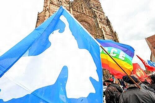 Die Friedenstaube wehte gestern vor der Lorenzkirche.