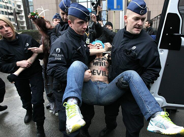 Gegen den  EU-Russland-Gipfel in Brüssel regt sich Widerstand. Vor dem Eintreffen von Putin demonstriert die Organisation FEMEN mit blanken Brüsten. Die Bilder der Demonstration, die von der Polizei aufgelöst werden muss.