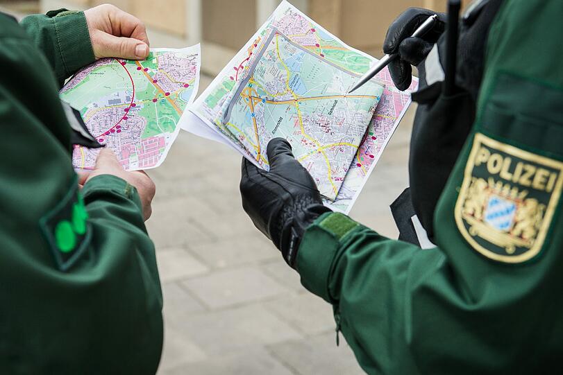 Zwei Polizeibeamte gleichen ihre Evakuierungspläne ab.