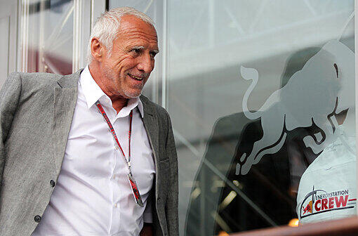 Toro Rosso: Für das Red-Bull-Juniorteam fuhr Vettel 2008 seine erste komplette Formel-1-Saison. Red-Bull-Oberboss Dietrich Mateschitz (Bild) höchstpersönlich holte Vettel dann 2009 in das Mutter-Team. Seine beste Entscheidung nach Erfindung des Energy Drinks.