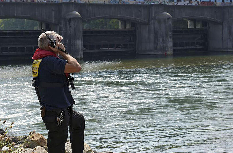 Einsatzkräfte konnten den 18-Jährigen mit einem Schlauchboot ans Ufer bringen.