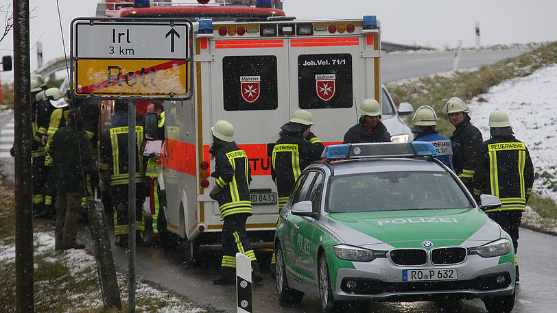 Eine 88-jährige Frau kommt im Landkreis Mühldorf mit ihrem Auto ins Schleudern und überschlägt sich.