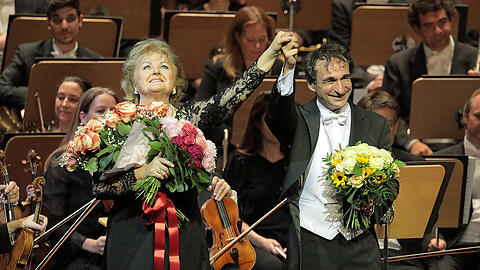 Mit Blumen überschüttet: Edita Gruberova und der Dirigent Marco Armiliato bei der Gala im Nationaltheater.