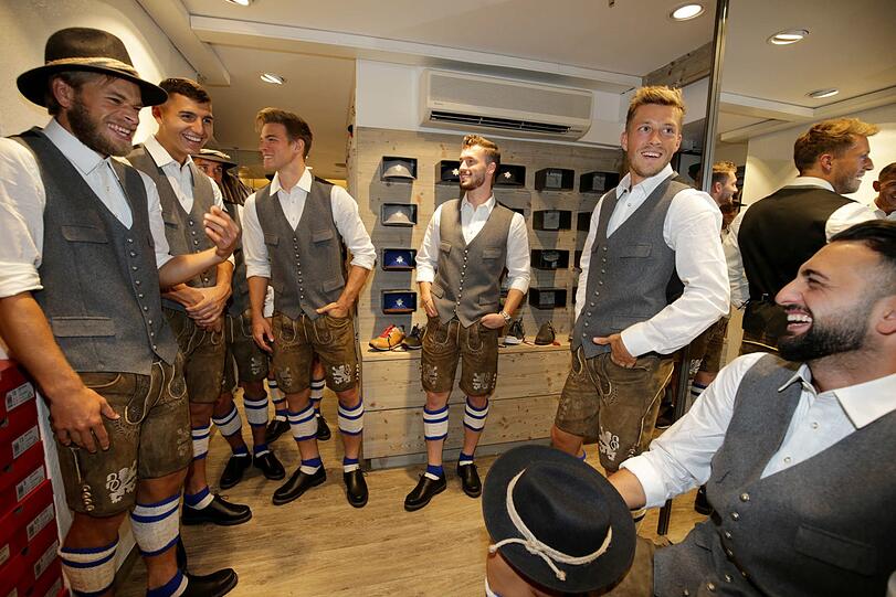 Die Löwen sind fit für die Wiesn: Weiter Bilder von der Oktoberfest-Einkleidung.