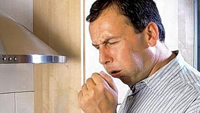 Ständiger Husten ist symptomatisch: Wer an einer chronisch obstruktiven Lungenerkrankung (COPD) leidet, sollte mit dem Rauchen aufhören. Ständiger Husten ist symptomatisch: Wer an einer chronisch obstruktiven Lungenerkrankung (COPD) leidet, sollte mit dem Rauchen aufhören.
