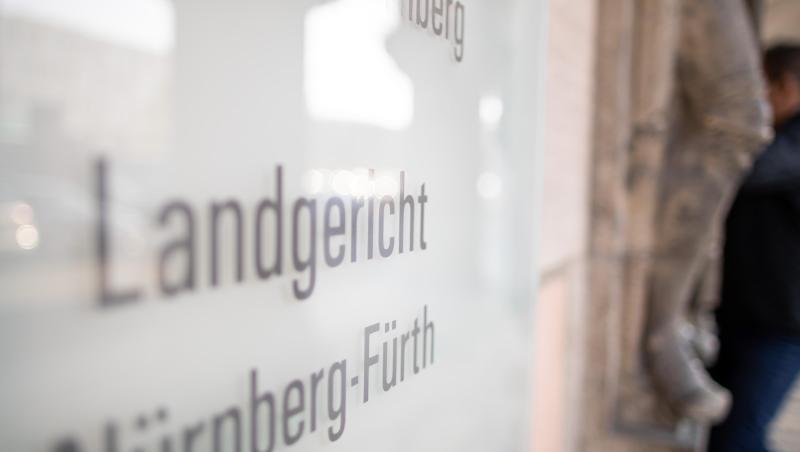 "Landgericht Nürnberg-Fürth" steht auf einem Schild am Eingang des Gerichtsgebäudes. Foto: Daniel Karmann/dpa/Archivbild "Landgericht Nürnberg-Fürth" steht auf einem Schild am Eingang des Gerichtsgebäudes. Foto: Daniel Karmann/dpa/Archivbild