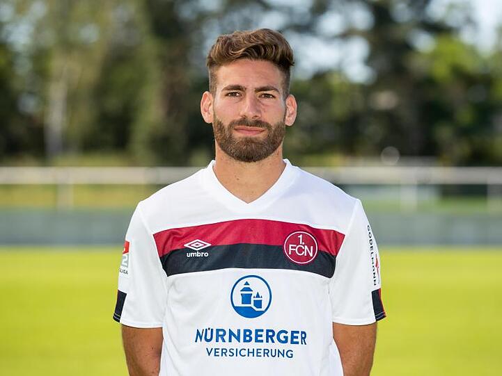 Enrico Valentini vom 1. FC Nürnberg steht auf dem Trainingsgelände neben dem Spielfeld. Foto: Daniel Karmann/dpa/Archivbild