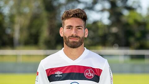 Enrico Valentini vom 1. FC Nürnberg steht auf dem Trainingsgelände neben dem Spielfeld. Foto: Daniel Karmann/dpa/Archivbild
