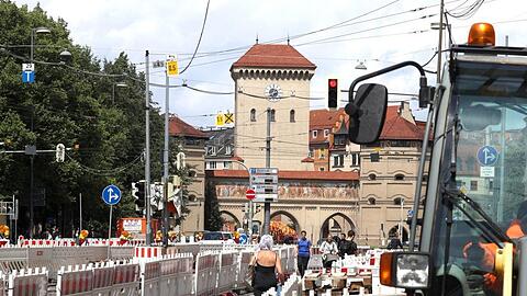 An diese Baustelle auf der Zweibrückenstraße in der Nähe des Isartors haben sich die meisten Münchner wohl schon gewöhnt. Doch jetzt kommen viele neue Einschränkungen dazu.