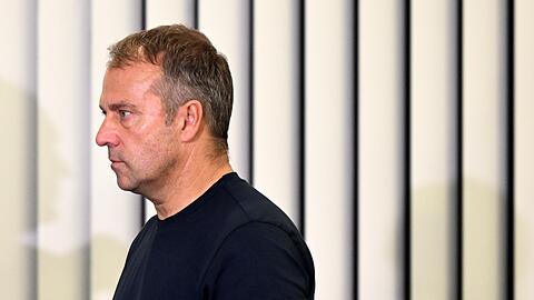 Bundestrainer Hansi Flick steht nach einer erneuten Blamage schwer unter Druck.