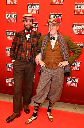 Albrecht von Weech mit Partner fallen auf der Premiere von "Der große Gatsby" durch spezielle Outfits auf.