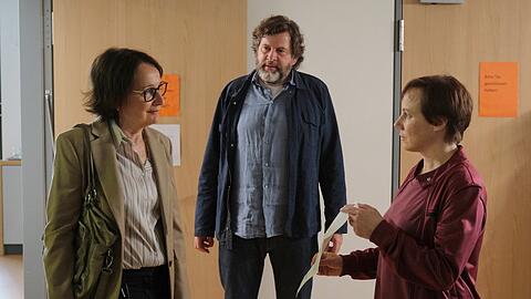 "Tatort: Letzter Ausflug Schauinsland" am Pfingstmontag: Die Schwarzwald-Ermittler Franziska Tobler (Eva Löbau) und Friedemann Berg (Hans-Jochen Wagner) können die Mörderin, Oberärztin Gisela Tausendleben (Ulrike Arnold), nicht fassen.