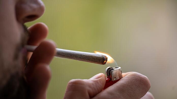 Der eigene Anbau und die Mitgliedschaft ist für manche Cannabis-Liebhaber offenbar überflüssig geworden. Ärzte verschreiben ihnen die Blüten. Die Plattformen, die Rezepte ausstellen, sind umstritten.