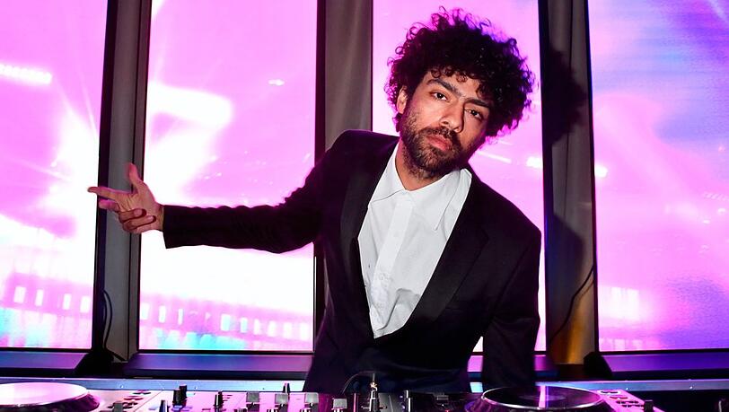 Noah Becker lebt in Berlin und steht dort regelmäßig an den Turntables - wie hier beim Ball der Wirtschaft.