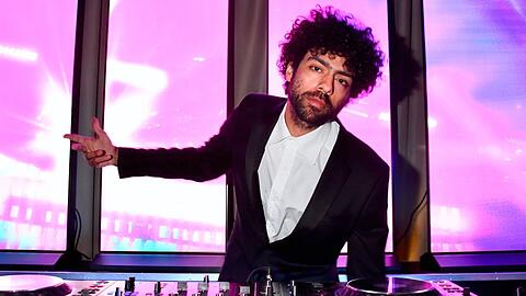 Noah Becker lebt in Berlin und steht dort regelmäßig an den Turntables - wie hier beim Ball der Wirtschaft.