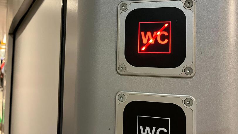 Mehrere Unbekannte beschädigten eine Toilettentür in einem Zug, sodass er laut Polizei außer Betrieb gestellt werden musste. (Symbolbild)