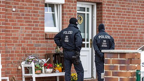 Den Angeklagten wird unter anderem ein Brandanschlag auf ein Kulturzentrum in Altd&ouml;bern (Brandenburg) vorgeworfen. (Archivbild)