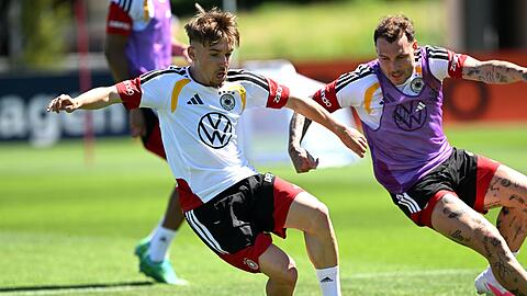 Lennart Karl feiert sein Startelf-Deb&uuml;t gegen Finnland.
