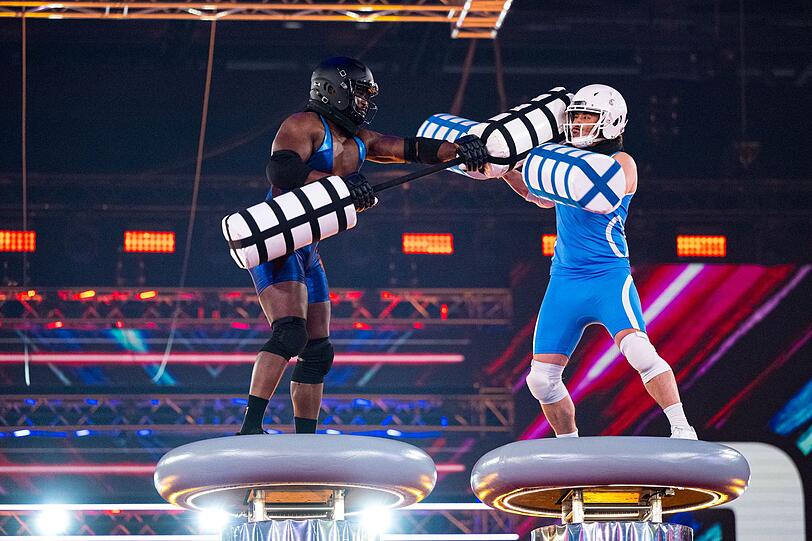 Bei "Gladiators - Die Show der Giganten" (RTL) geht's zur Sache! Beim Kampf mit den Pugil Sticks gegen Gladiator Laser, verletzt sich Herausforderer Chris (rechts) am Daumen und muss aufgeben.