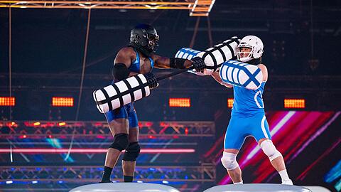 Bei "Gladiators - Die Show der Giganten" (RTL) geht's zur Sache! Beim Kampf mit den Pugil Sticks gegen Gladiator Laser, verletzt sich Herausforderer Chris (rechts) am Daumen und muss aufgeben.