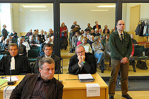Internationale Medienvertreter und Interessenten hinter einer Panzerglasscheibe und Verfahrensbeteiligte davor verfolgen am Montag, 26. Oktober 2009, in Dresden, Sachsen, im Schwurgerichtssaal des Landgerichtes hinter einer Schutzscheibe aus panzerglas den Prozess gegen Alex W..