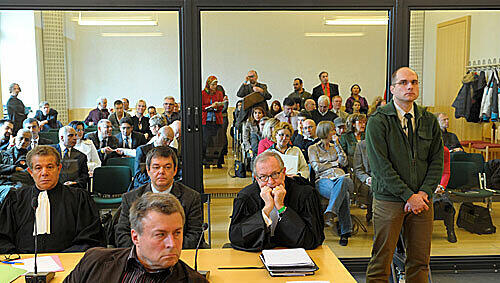 Internationale Medienvertreter und Interessenten hinter einer Panzerglasscheibe und Verfahrensbeteiligte davor verfolgen am Montag, 26. Oktober 2009, in Dresden, Sachsen, im Schwurgerichtssaal des Landgerichtes hinter einer Schutzscheibe aus panzerglas den Prozess gegen Alex W.. Internationale Medienvertreter und Interessenten hinter einer Panzerglasscheibe und Verfahrensbeteiligte davor verfolgen am Montag, 26. Oktober 2009, in Dresden, Sachsen, im Schwurgerichtssaal des Landgerichtes hinter einer Schutzscheibe aus panzerglas den Prozess gegen Alex W..
