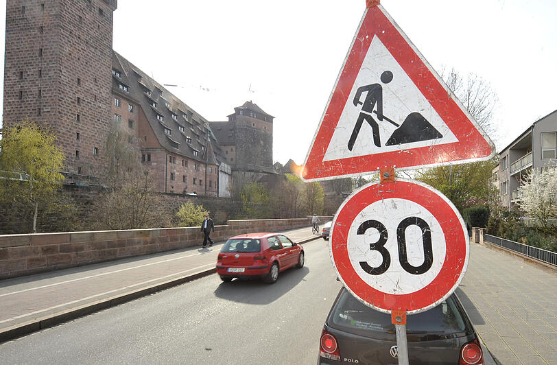 Baustelle im Schatten der Kaiserburg: Am Vestnertorgraben beginnen ab 11. April die Arbeiten. Die komplette Fahrbahndecke wird erneuert.