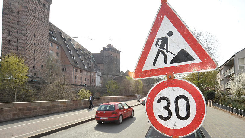 Baustelle im Schatten der Kaiserburg: Am Vestnertorgraben beginnen ab 11. April die Arbeiten. Die komplette Fahrbahndecke wird erneuert. Baustelle im Schatten der Kaiserburg: Am Vestnertorgraben beginnen ab 11. April die Arbeiten. Die komplette Fahrbahndecke wird erneuert.