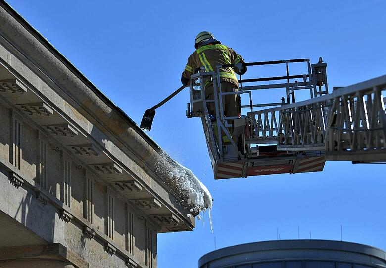 Vom Brandenburger Tor müssen aus Sicherheitsgründen Schneebretter entfernt werden