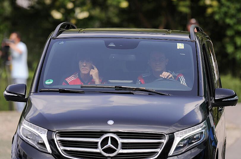 Nach dem Unfall bei einer DFB-Werbe-Aktion: Joachim Löw lässt sich zum Training der Nationalmannschaft fahren.