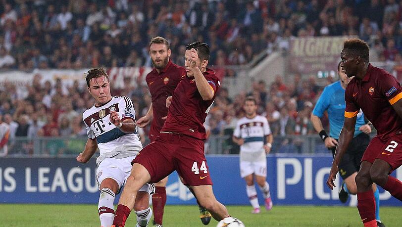 Als Manolas den Schuss blocken will, ist der Ball von Mario Götze längst auf dem Weg ins Tor. Als Manolas den Schuss blocken will, ist der Ball von Mario Götze längst auf dem Weg ins Tor.