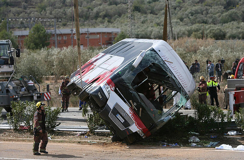 Rettungskräfte der Feuerwehr holen Verletzte und bergen Tote aus dem Wrack des verunglückten Busses im Nordosten Spaniens. Die Bilder vom Unfallort.