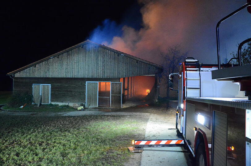 Die Flammen ließen nicht viel übrig - 30 Rinder starben im Feuer. Die Bilder vom Löscheinsatz in Wurmsham.