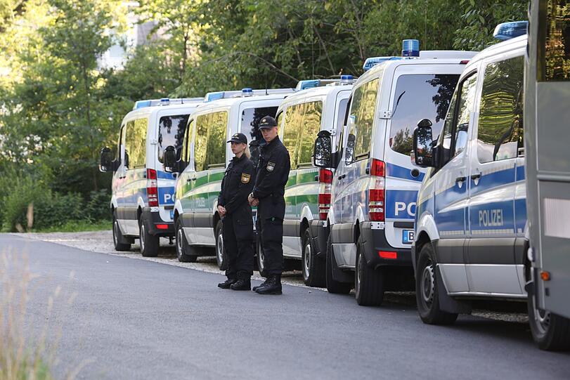 Rund 150 Einsatzkräfte durchsuchten am Freitagvormittag den Truderinger Wald bei Waldperlach.