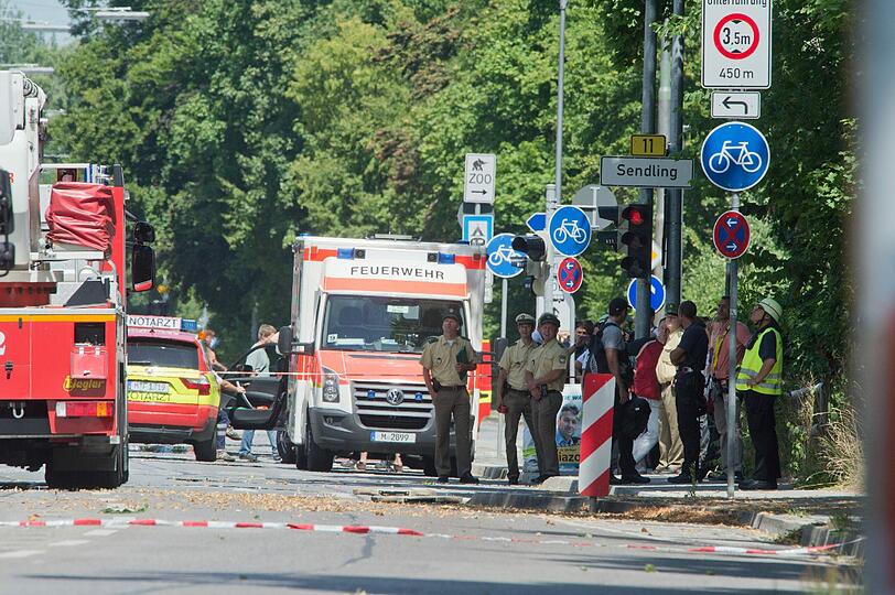 Ein Mann auf einem Kran hält die Münchner Einsatzkräfte in Atem. Die Bilder