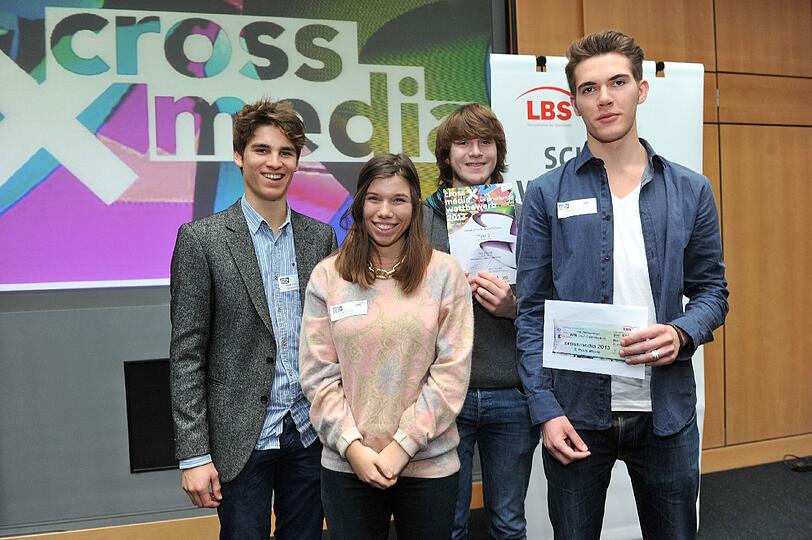 Jeweils Platz 2 in den Sparten Grafik & Layout und Movie bei "crossmedia 2013" gingen an Münchner Schüler: Die jungen Grafiker vom Thomas-Mann-Gymnasium (von links) Jakob Riedle und Charline Runge und die Filmemacher vom Willi-Graf-Gymnasium Leo Traub und Philip Petzoldt wurden in München für ihre beeindruckenden Wettbewerbsbeiträge ausgezeichnet. Sie erhielten ihre Preise in Form von Schecks über 600 Euro von der LBS und ihre Urkunden vom Kultusministerium.
