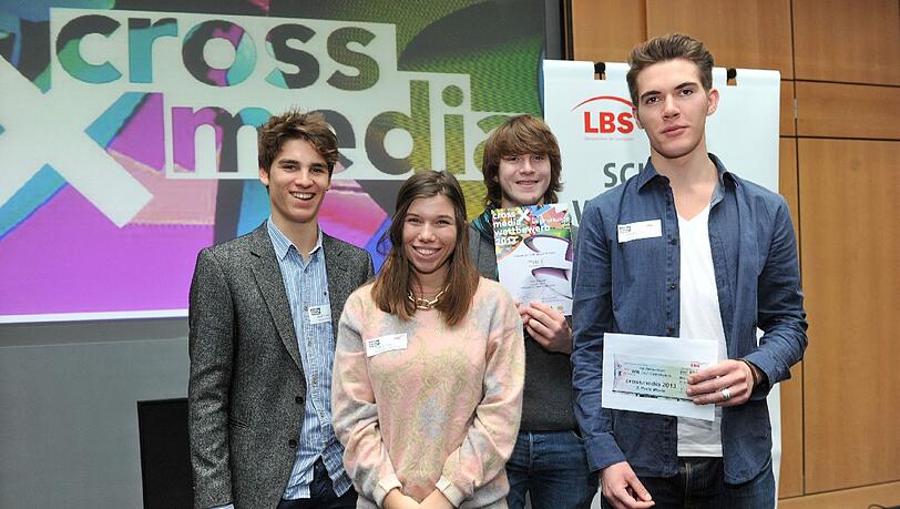 Jeweils Platz 2 in den Sparten Grafik & Layout und Movie bei "crossmedia 2013" gingen an Münchner Schüler: Die jungen Grafiker vom Thomas-Mann-Gymnasium (von links) Jakob Riedle und Charline Runge und die Filmemacher vom Willi-Graf-Gymnasium Leo Traub und Philip Petzoldt wurden in München für ihre beeindruckenden Wettbewerbsbeiträge ausgezeichnet. Sie erhielten ihre Preise in Form von Schecks über 600 Euro von der LBS und ihre Urkunden vom Kultusministerium. Jeweils Platz 2 in den Sparten Grafik & Layout und Movie bei "crossmedia 2013" gingen an Münchner Schüler: Die jungen Grafiker vom Thomas-Mann-Gymnasium (von links) Jakob Riedle und Charline Runge und die Filmemacher vom Willi-Graf-Gymnasium Leo Traub und Philip Petzoldt wurden in München für ihre beeindruckenden Wettbewerbsbeiträge ausgezeichnet. Sie erhielten ihre Preise in Form von Schecks über 600 Euro von der LBS und ihre Urkunden vom Kultusministerium.