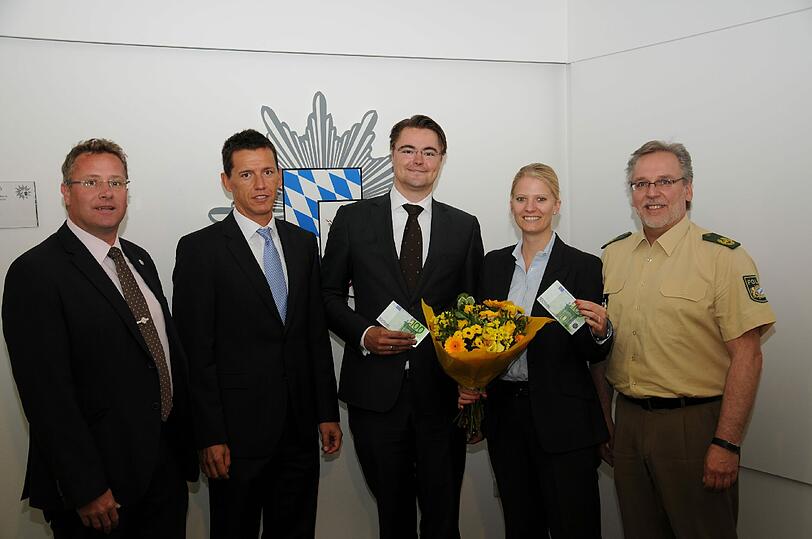 Das Ehepaar bekam zum Dank für seinen Einsatz je 100 Euro von Polizeivizepräsident Robert Kopp.