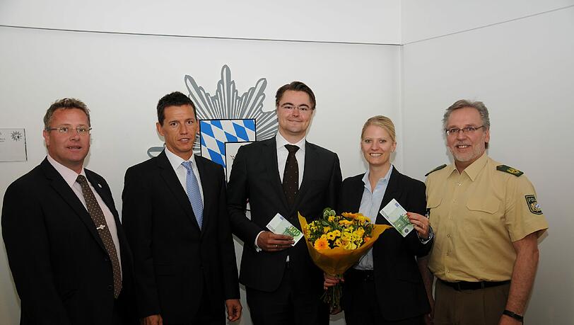 Das Ehepaar bekam zum Dank für seinen Einsatz je 100 Euro von Polizeivizepräsident Robert Kopp. Das Ehepaar bekam zum Dank für seinen Einsatz je 100 Euro von Polizeivizepräsident Robert Kopp.
