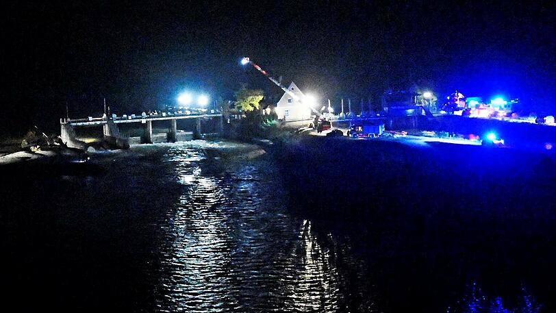 Bei einem nächtlichen Trip mit dem Schlauchboot mussten drei Personen an der Großhesseloher Wehr aus der Isar gerettet werden.